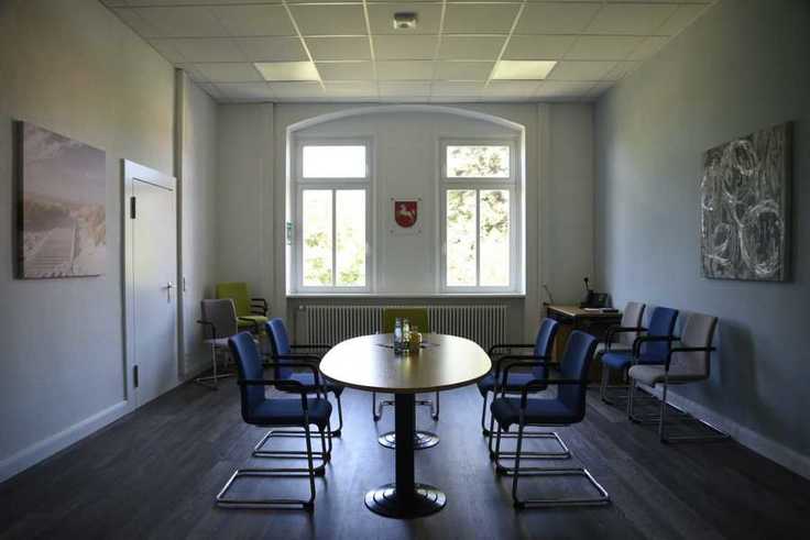 Tisch im Mediationsraum des Amtsgerichts Seesen